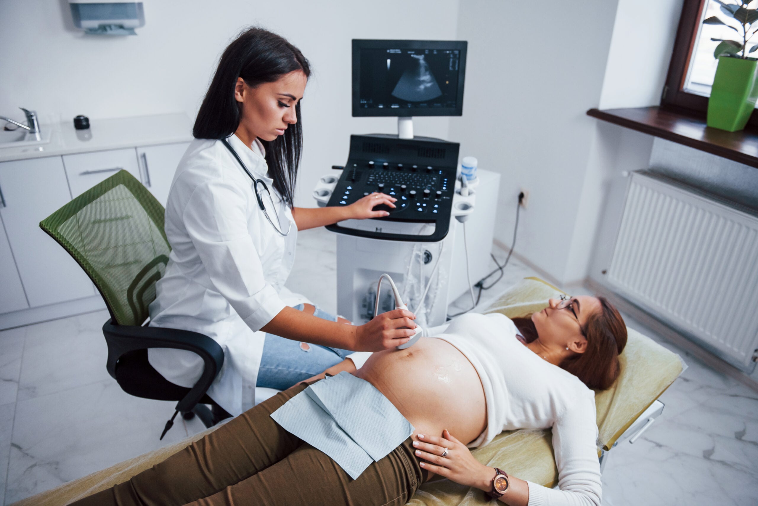 Sonographer performing a 3D/4D scan on a pregnant patient during the Simply Ultrasound flagship program